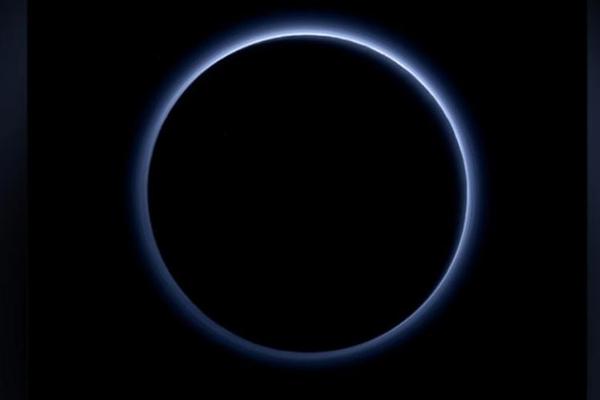 冥王星揭秘:有极美蓝天 地上有红色水冰