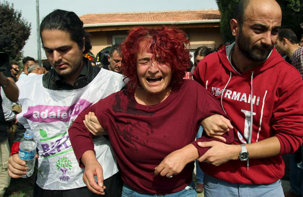 土耳其爆炸过后的悲伤和愤怒