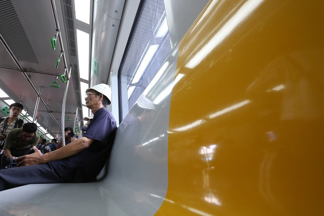越南各地专家和民众体验中国造城铁列车样车