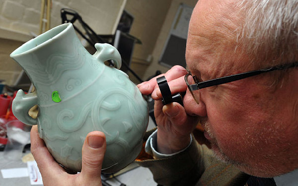 中国破损酒壶英国拍卖 估价150英镑卖出11万英镑