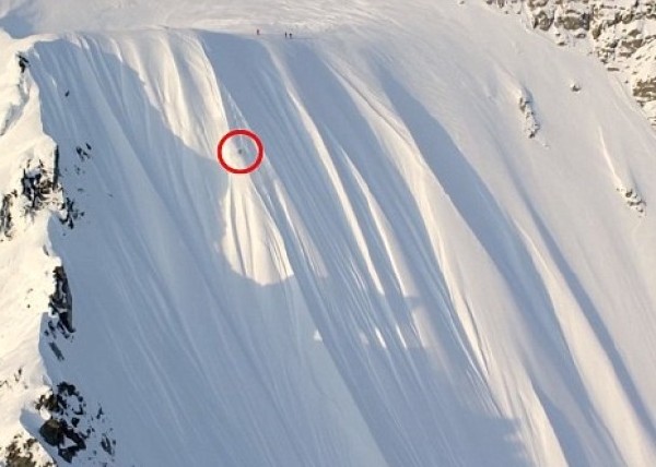 难以置信！加拿大滑雪好手陡坡急坠500米却安然无恙