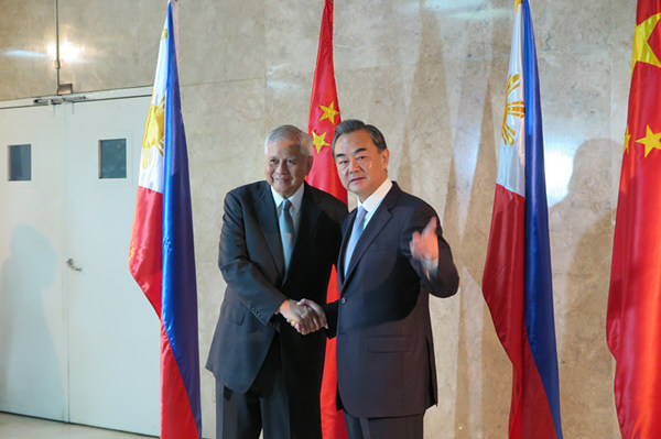 王毅与菲律宾外长德尔罗萨里奥举行会谈