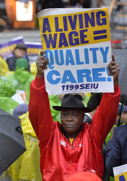 美国快餐业工人集会游行 要求最低时薪增至15美元