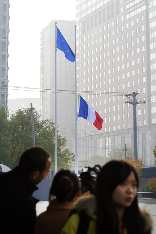 法国驻华大使馆降半旗致哀 市民自发前往悼念