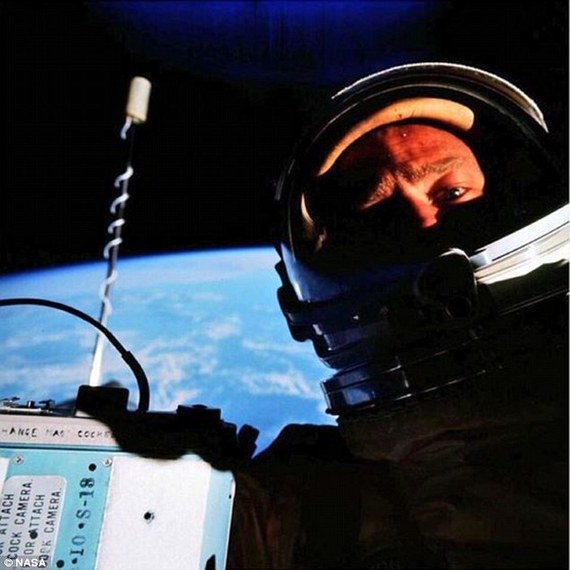 美传奇宇航员纪念首次太空漫步 发布“史上最佳”自拍照