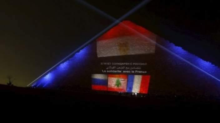 埃及金字塔亮起法俄和黎巴嫩三国国旗颜色