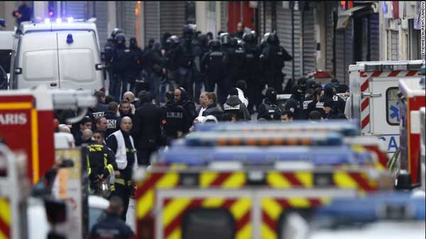 法警突袭围捕巴黎恐袭主嫌犯 2死7落网