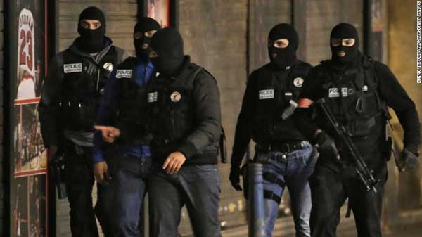 法警突袭围捕巴黎恐袭主嫌犯 2死7落网