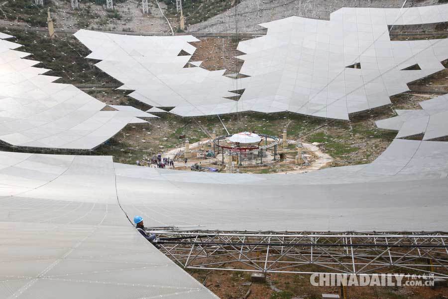 世界最大球面射电望远镜馈源舱在贵州升舱