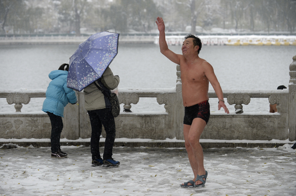 组图：北京冬泳爱好者冒雪游泳