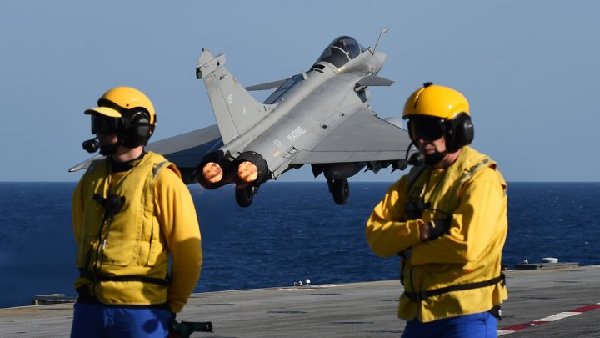 法国航母首次亮剑打IS 英国强力支持
