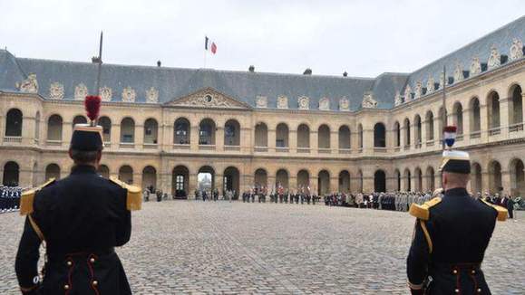 法国政府举行纪念巴黎恐怖袭击遇难者仪式