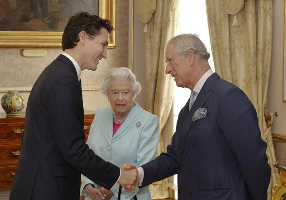 加拿大帅哥总理敬酒失言 英女王自嘲老矣
