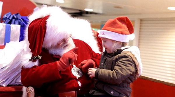 听障女童说不出圣诞愿望 圣诞老人手语互动暖人心