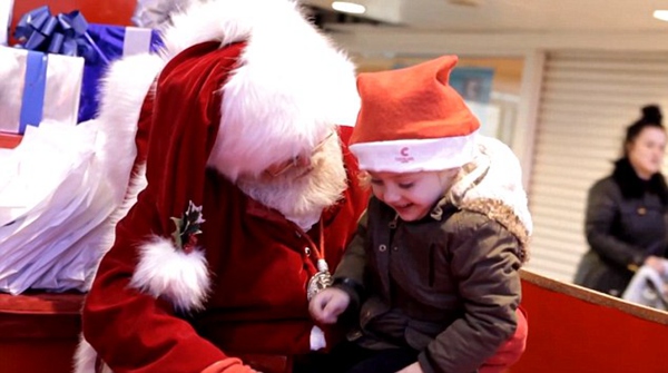 听障女童说不出圣诞愿望 圣诞老人手语互动暖人心