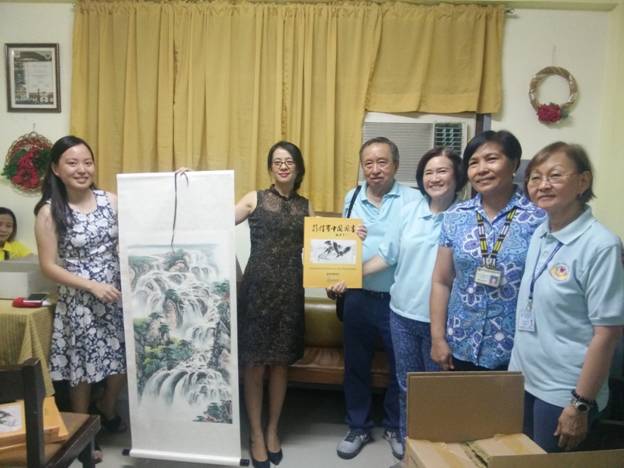 菲律宾亚典耀大学孔子学院向菲律宾总医院捐赠图书