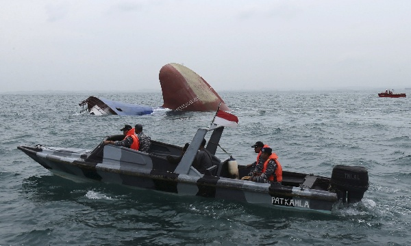 印尼船难23人获救 90多人失联