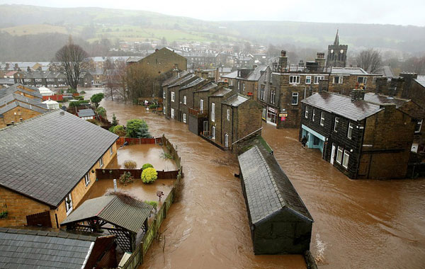 英国遭数十年一遇洪灾侵袭 两发红色气象警报