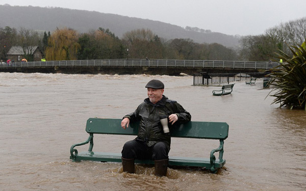 英国遭数十年一遇洪灾侵袭 两发红色气象警报