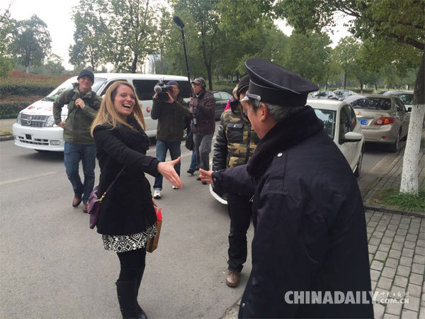 美国妈妈在中国寻人 希望养子在失明前亲眼见到亲生父母