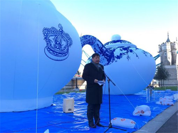巨型艺术品“大茶壶”亮相泰晤士河畔 为中英文化交流年画上完美句号