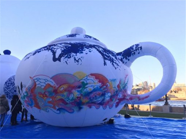 巨型艺术品“大茶壶”亮相泰晤士河畔 为中英文化交流年画上完美句号