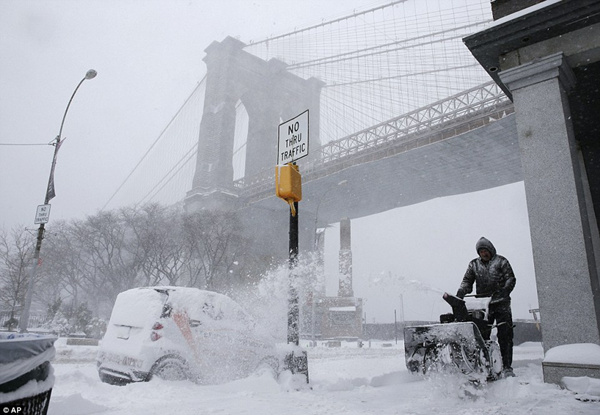 美国“怪兽级暴风雪”离境 至少28人死经济损失或达56亿