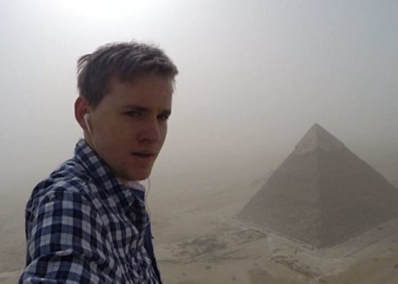 旅游拍照玩出新高度！德男子违法攀埃及金字塔