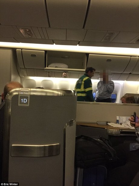 美航客机多人离奇晕眩 紧急折返希思罗机场