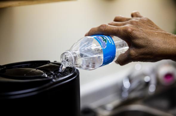 全美多城市老百姓喝毒水 公务员被爆偷饮纯净水