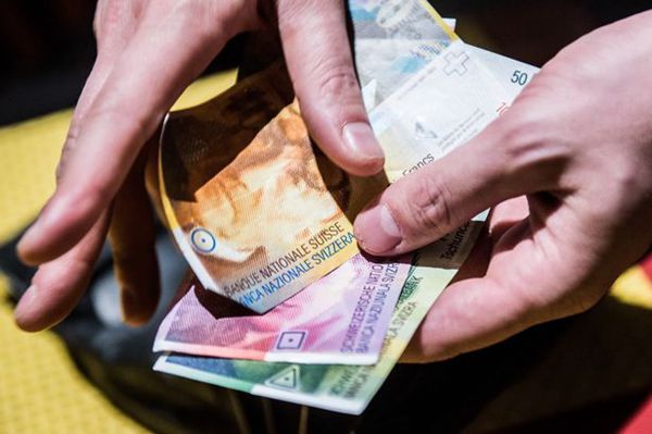瑞士另类“消贫”计划：公民每周免费领取425英镑补助金