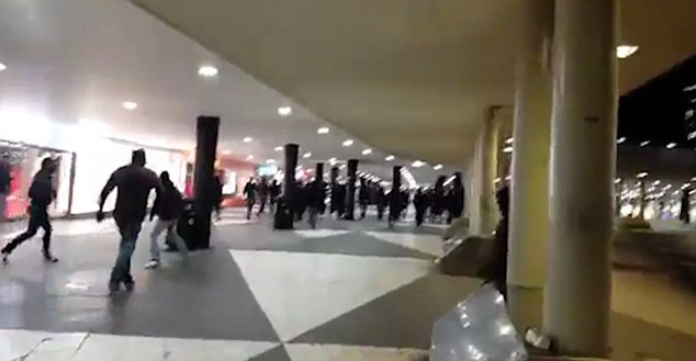 瑞典首都火车站现数百蒙面黑衣人 袭击难民为女同胞报仇