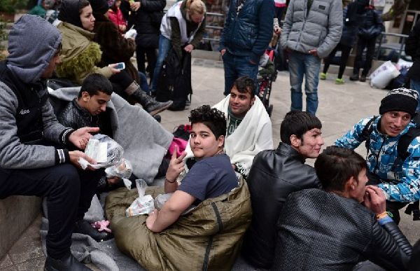 欧洲难民潮怪相：未成年人找工作 成人冒领儿童救济