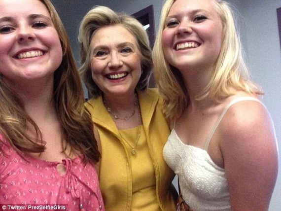 美国姐妹和各总统候选人玩自拍 走红社交媒体
