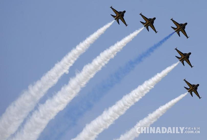 新加坡航展开幕 韩国空军“黑鹰”飞行表演队展示特技飞行