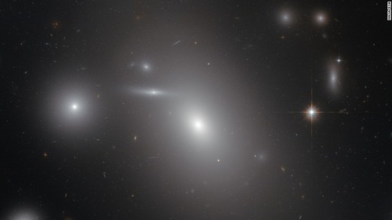 哈勃望远镜助科学家发现巨型黑洞 质量大于100万个太阳