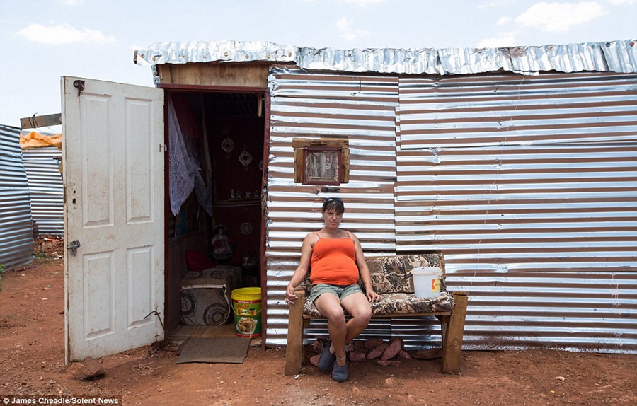 南非白人贫民窟：缺水缺电缺食物 月生活费264元