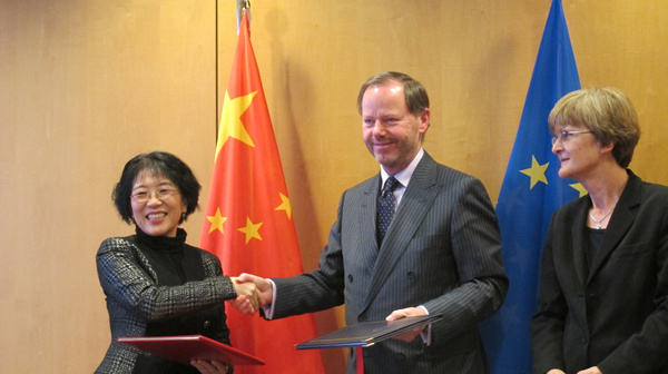<P>中国欧盟签署互免持外交护照人员签证协定</P>