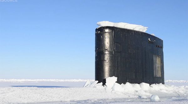 美军核潜艇北极圈破冰而出 场面震撼无比