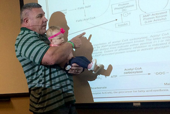 美国教授上课同时帮学生带娃,简直不能更暖心！