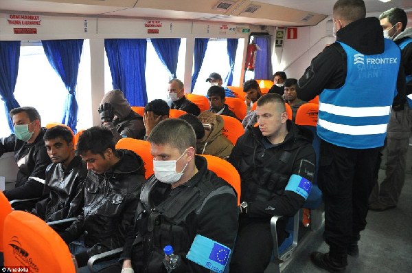 欧盟土耳其开始“置换”难民 首批200余人被“押解”返土