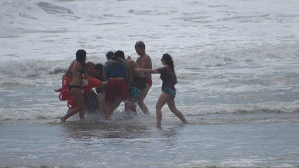 美国男子在海滩为父亲举行追思会 救女儿不幸溺亡