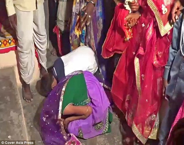 印度童婚现场画面曝光 违背人愿令人心碎