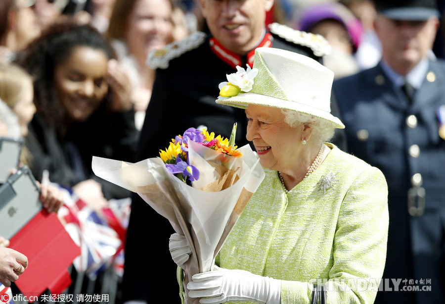 英国女王温莎庆生 与民众亲切见面接受祝福（组图）
