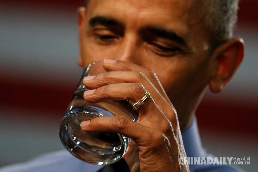 回应铅污染危机 奥巴马喝弗林特市过滤水鼓励民众