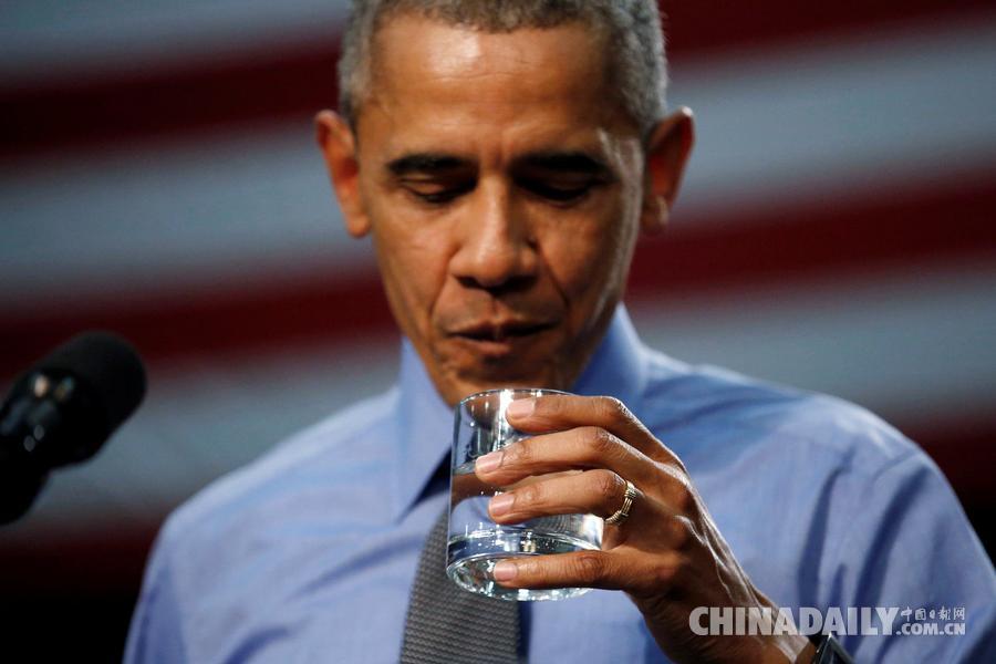 回应铅污染危机 奥巴马喝弗林特市过滤水鼓励民众