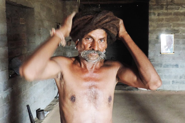 印度老翁头发长19米盼破吉尼斯世界纪录