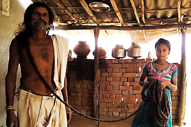 印度老翁头发长19米盼破吉尼斯世界纪录
