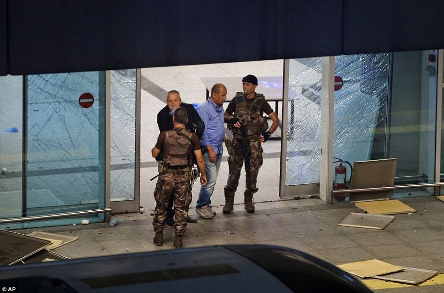土耳其机场爆炸：枪手射杀身影曝光