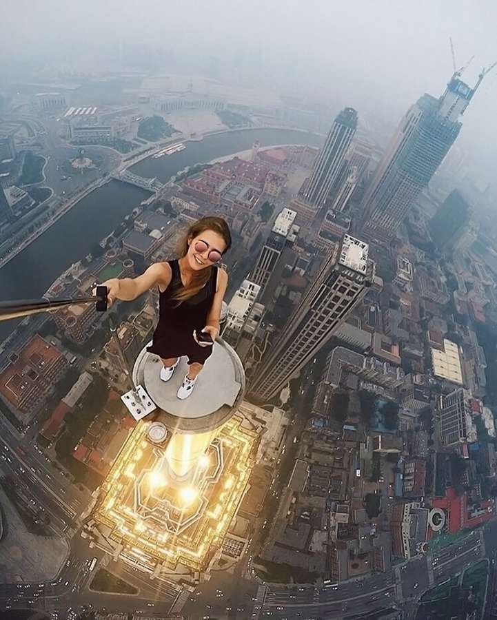 恐高者绕行！俄23岁美女挑战高空玩自拍